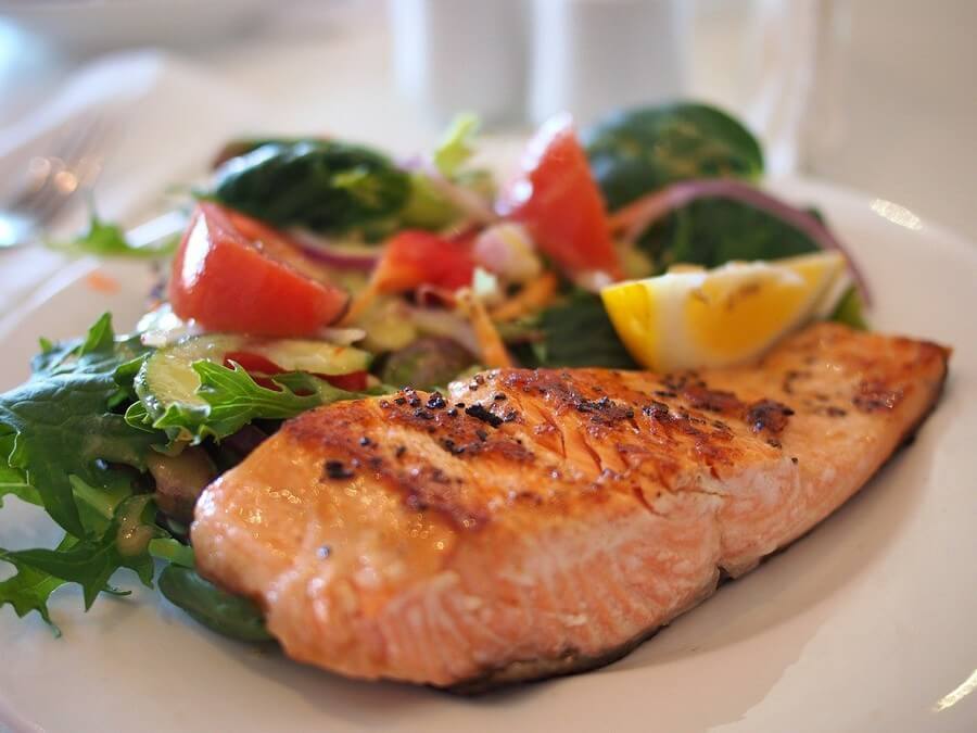 Saumon avec des légumes