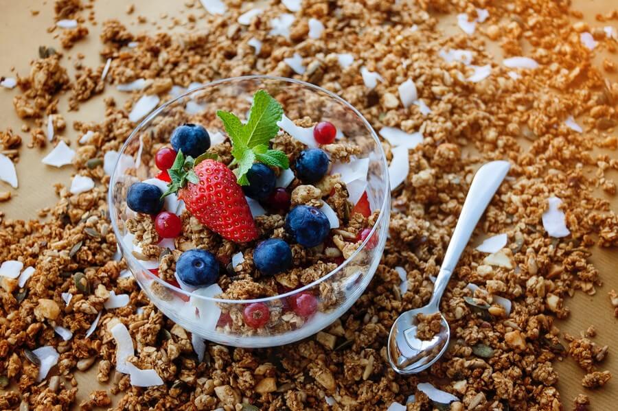 Dessert yaourt granola et fruits pour pour maigrir en se faisant plaisir