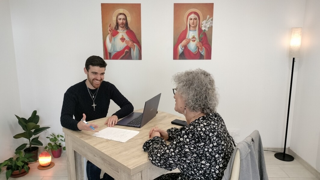 Jonathan Richard accompagnant une femme de plus de 55 ans dans son rééquilibrage alimentaire